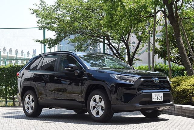新車情報新型トヨタRAV4ハイブリッド導入致しました。見た目以上に室内はゆったりしていて、シートアレンジで大きな荷物も余裕で積み込めるスペースがあります。夏のアウトドアにピッタリですね！高級車CP対象車種ですのでご希望の方は是非お問い合わせ下さい。国産高級車体感キャンペーントヨタ RAV4ハイブリッド6時間9,828円〜HPはプロフィールから:@tastech.inc#タステック#タステックレンタリース #オリックス#オリックスレンタカー#トヨタ#TOYOTA#SUV#ラブ４#RAV4#ブラック#SUV女子#国産車#国産高級車#レンタカー#レンタカーで#アウトドア#キャンプ#キャンプ場#コールマン好き #コールマンテントデビュー #渓流釣り#マイナスイオン浴びて #新車#新型車#羽田#羽田空港#haneda#hanedaairport #羽田店